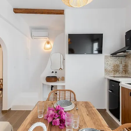 Maroussa's In Town With Sea View *